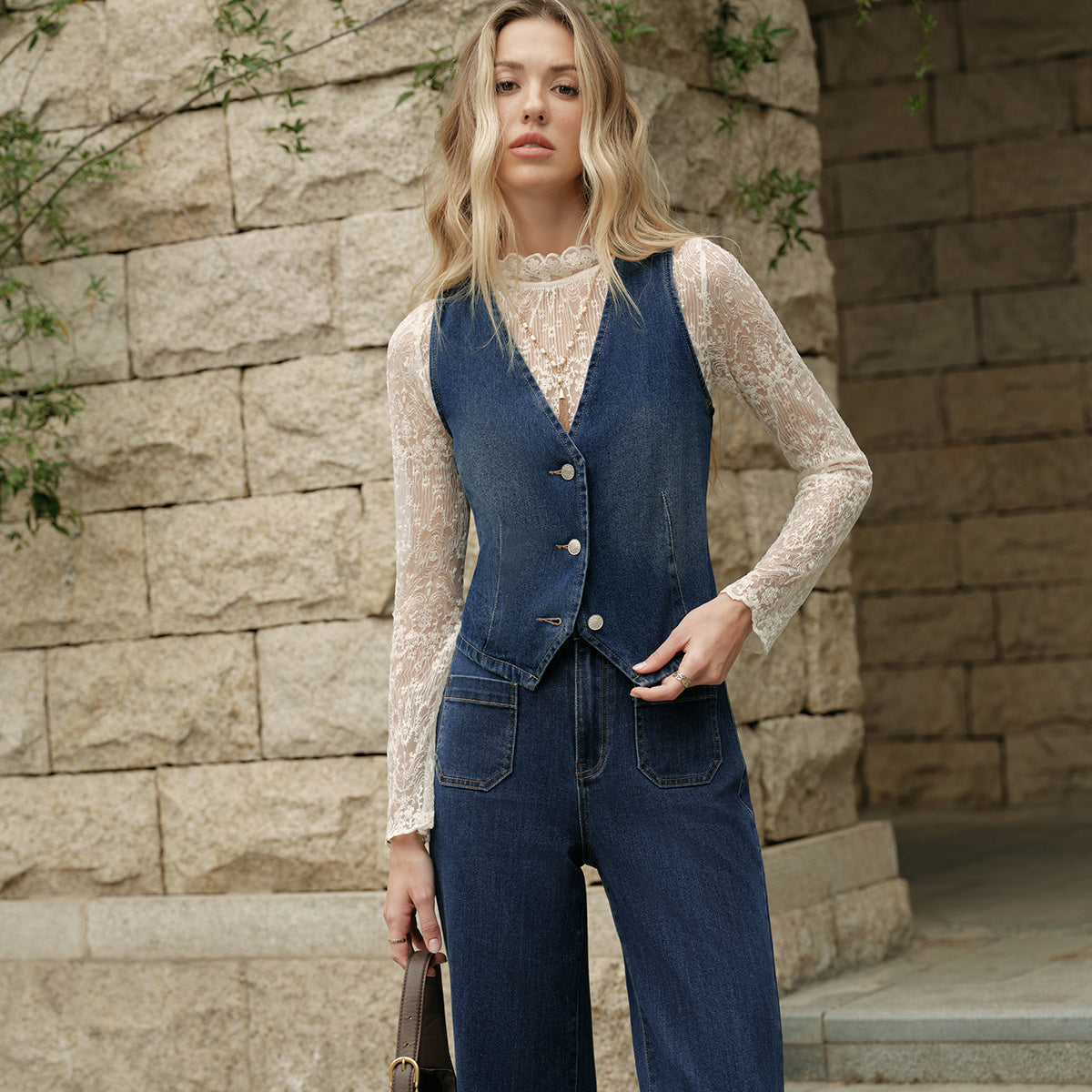 Şık Denim Yelek ile Rahat Şıklık