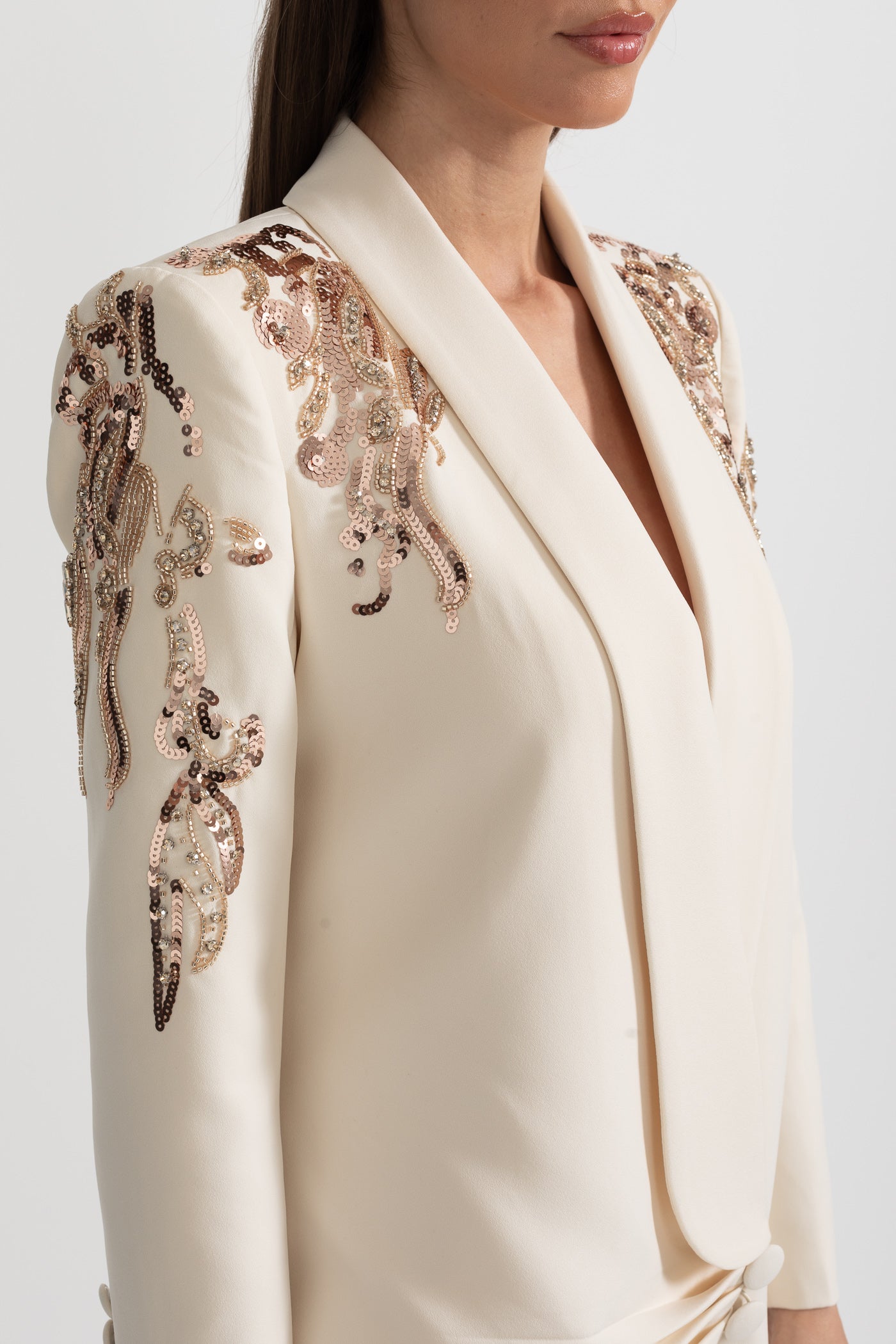 Fildişi Renk Drapeli Blazer – İnce Omuz Nakışlı