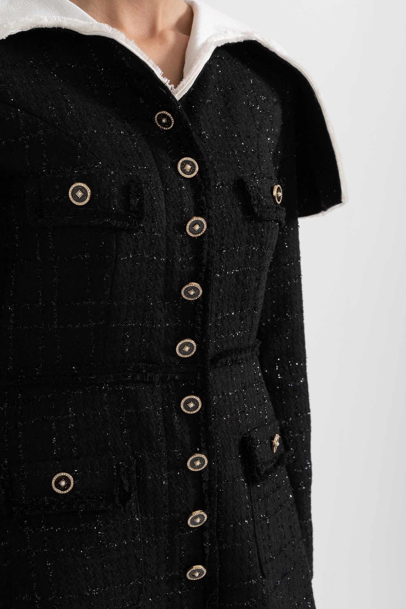 Siyah Dokulu Tweed Elbise – Belirgin Omuz Detaylı, Uzun Kollu
